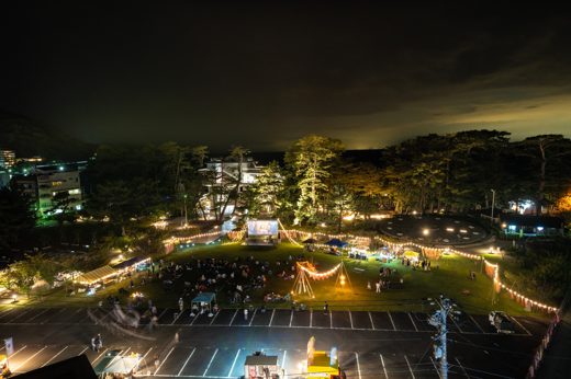 夜の会場を、一望する