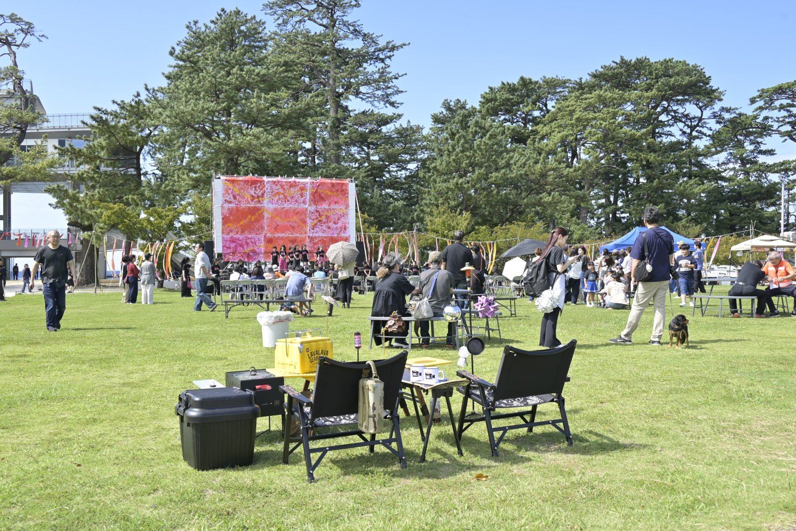 芝生に広がる、昼の会場