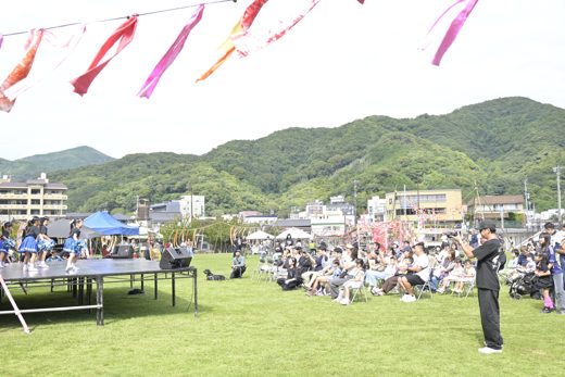 風に揺れる装飾と、客席