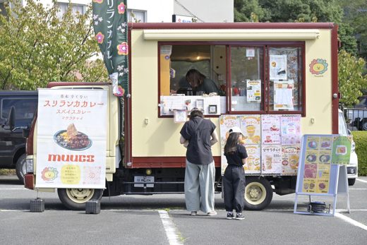 キッチンカーに集まる