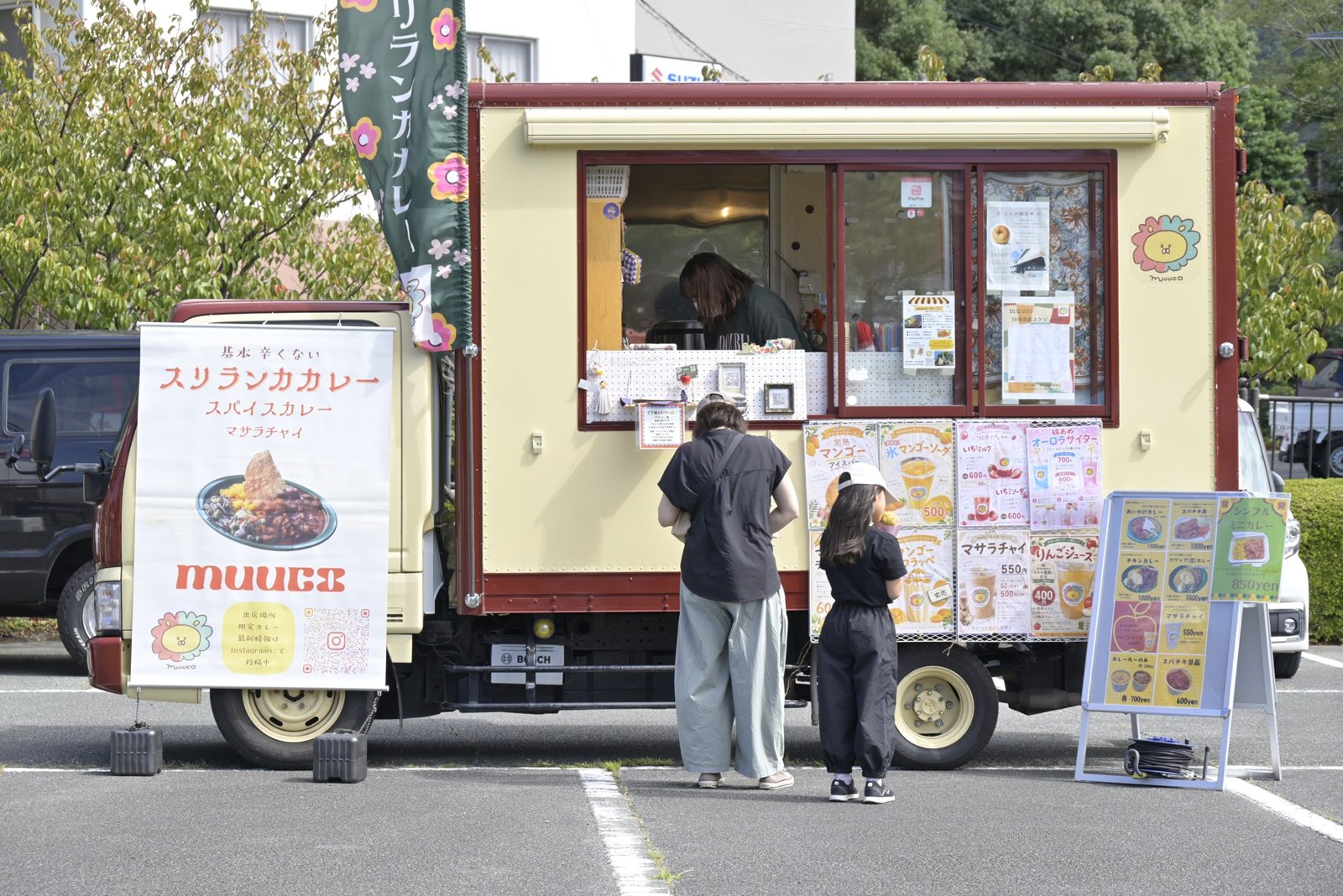 キッチンカーに集まる
