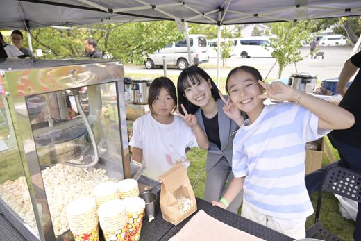 店先に集まる笑顔