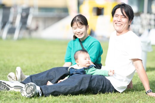 芝生で、家族と過ごす