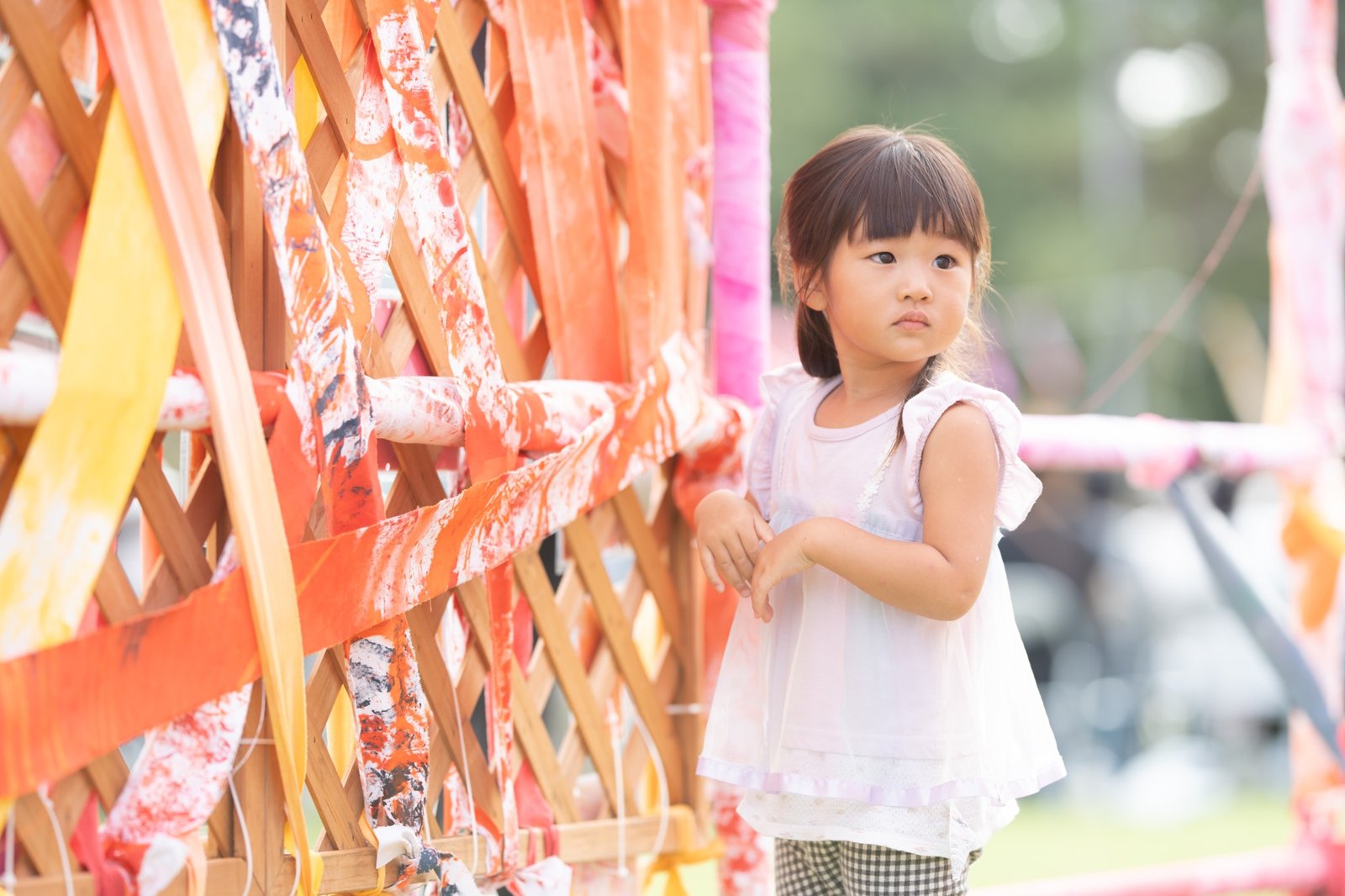 装飾に触れる、小さな手