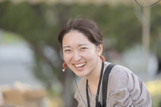 会話の中の、自然な笑顔