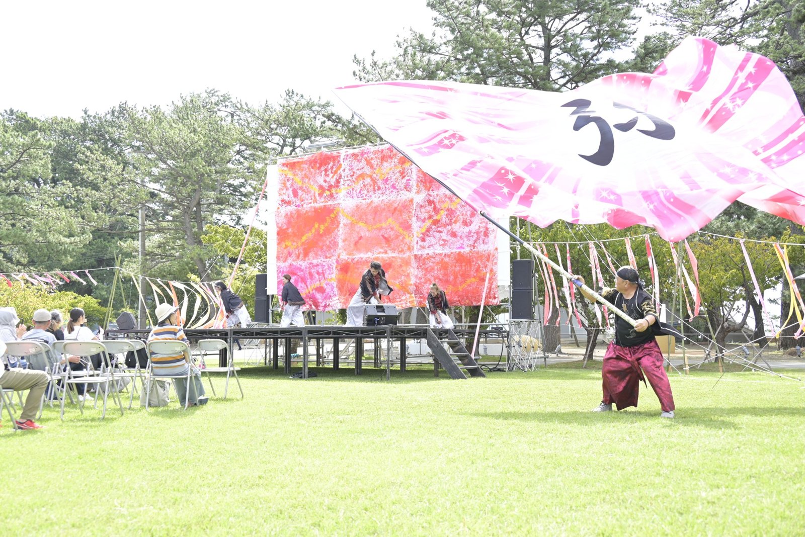 大きな旗が、空を舞う