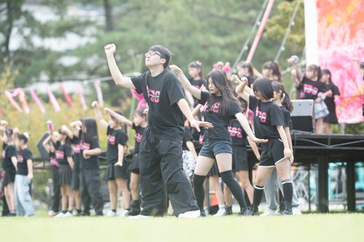 腕を伸ばして、踊る