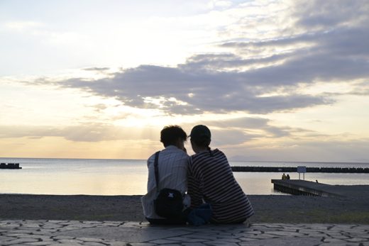 並んで眺める、土肥の海