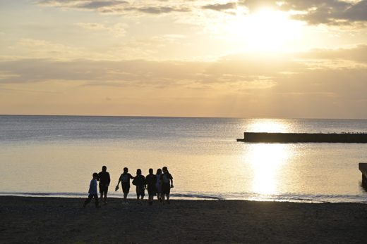 夕日の光に、人影が浮かぶ