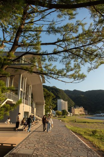 海辺へ続く、会場の道